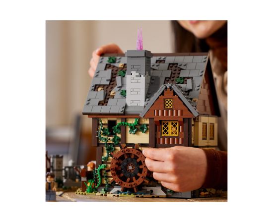 LEGO Ideas Disney Hocus Pocus: Коттедж сестер Сандерсон