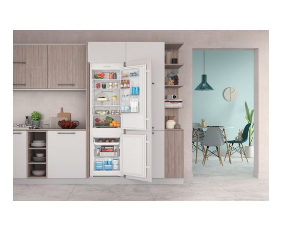 Built-in fridge Indesit INC18T112